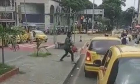 Agresión de limpiavidrios a taxista en Bucaramanga.