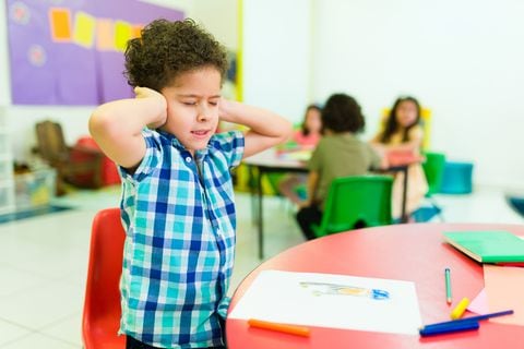 Los niños con autismo tienden a no responder cuando los llaman por su nombre, evitar el contacto visual y mostrar indiferencia frente a otras personas.