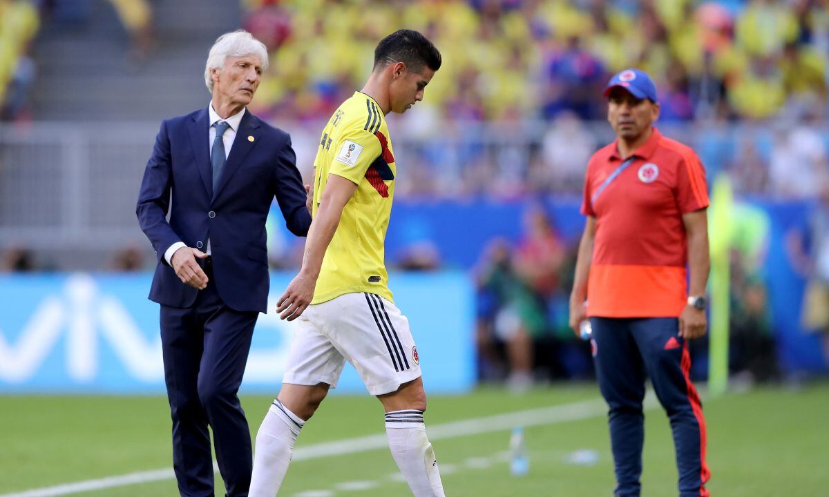 SAMARA, RUSSIA - JUNE 28: Jose Pekerman, Head coach of Colombia speaks to James Rodriguez of Colombia who looks dejected as he is substituted off due to injury during the 2018 FIFA World Cup Russia group H match between Senegal and Colombia at Samara Arena on June 28, 2018 in Samara, Russia. (Photo by Getty Images/Simon Hofmann - FIFA/FIFA )