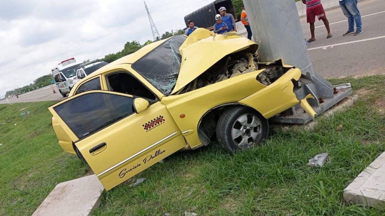Trágico accidente en Cartagena: taxista perdió la vida al chocar contra un poste.