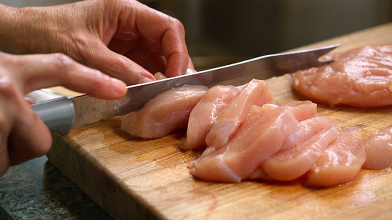 Se han presentado otros casos, por la mala manipulación de otros alimentos como carne de pollo, carne molida de pavo, carne molida de res, atún crudo, hongos, cebollas y duraznos.