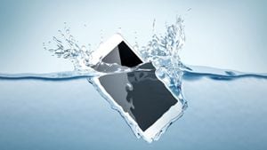 Cómo saber si un celular puede sumergirse en el agua