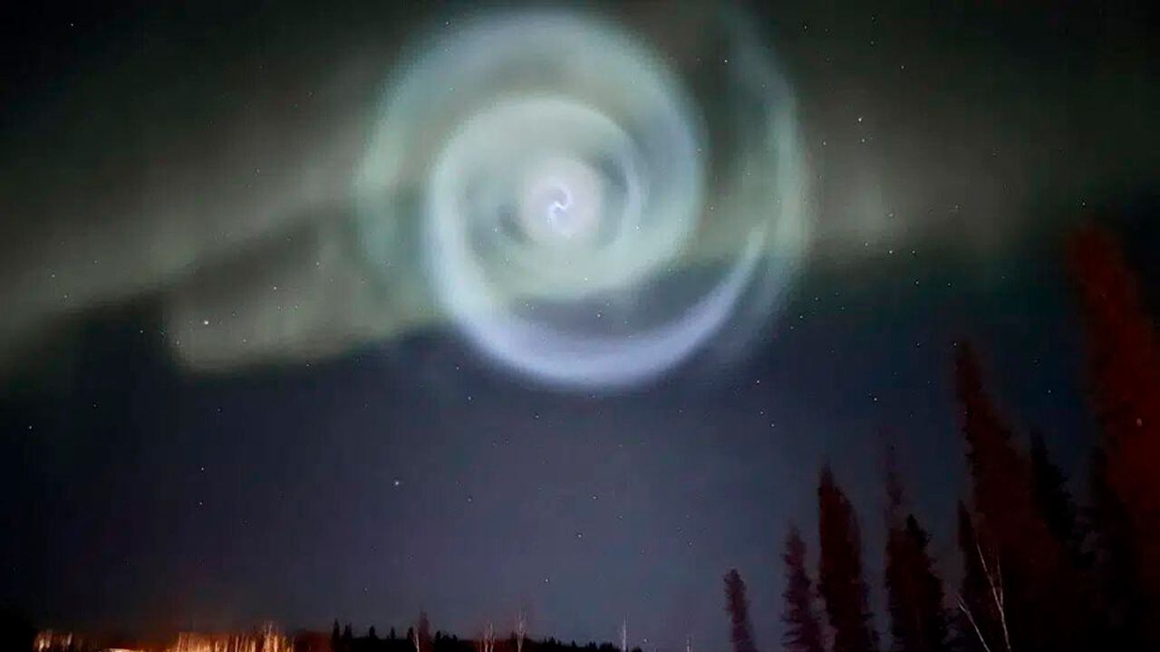 Espiral azul aparece en medio de auroras boreales en Alaska.