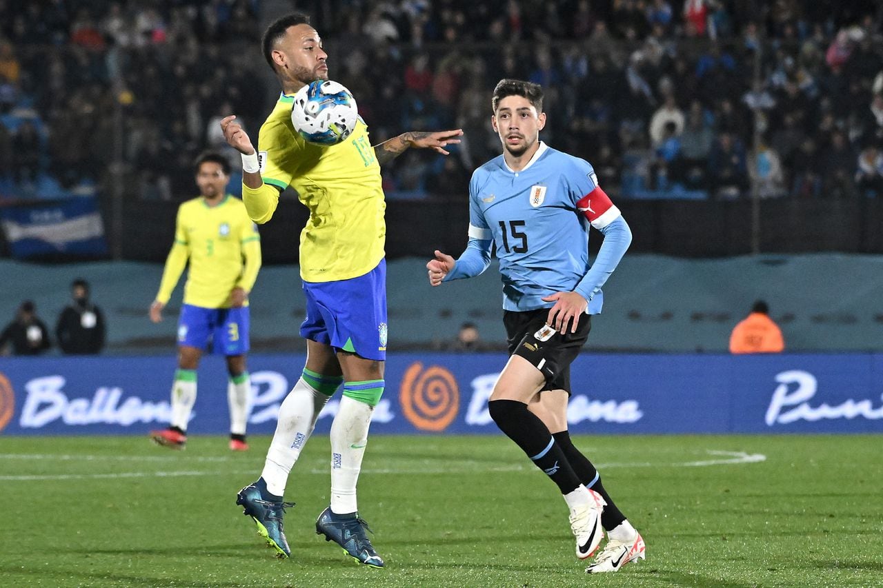 Neymar Jr. de Brasil controla el balón mientras Federico Valverde de Uruguay mira durante el partido de clasificación para la Copa Mundial de la FIFA 2026 entre Uruguay y Brasil en el Estadio Centenario el 17 de octubre de 2023 en Montevideo, Uruguay.