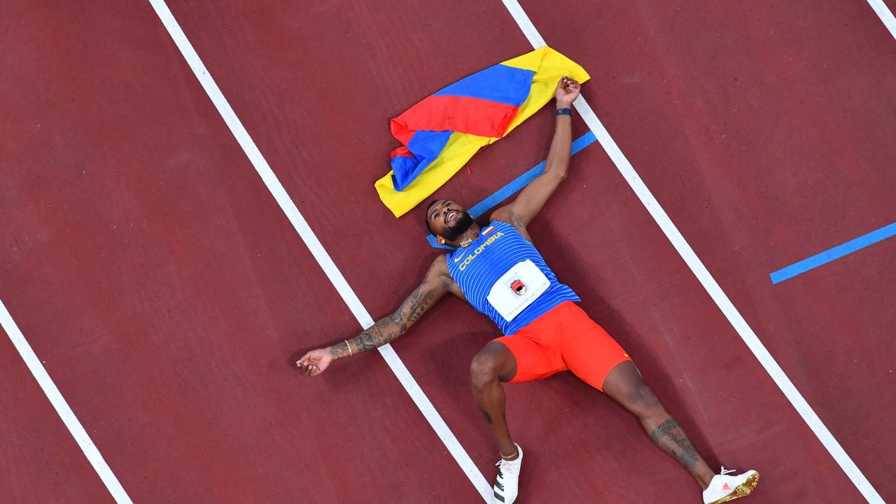 Silver medallist Colombia's Anthony Jose Zambrano celebrates after the men's 400m final during the Tokyo 2020 Olympic Games at the Olympic Stadium in Tokyo on August 5, 2021. (Photo by Ben STANSALL / AFP)