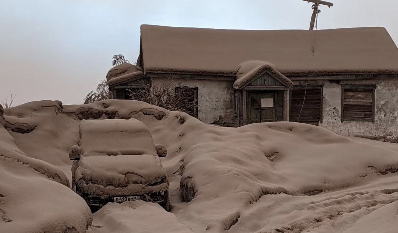 Como en una imagen apocalíptica, las cenizas del volcán Shiveluch cubrieron casas y automóviles