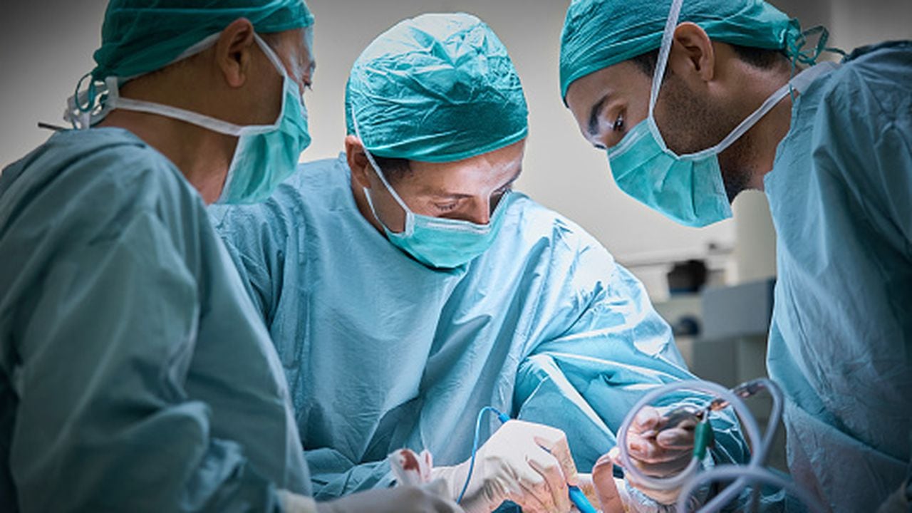 Médicos de un hospital del sureste de Polonia retiraron a una paciente un quiste de casi cien kilos en uno de sus ovarios, en una intervención que sorprendió a los expertos.