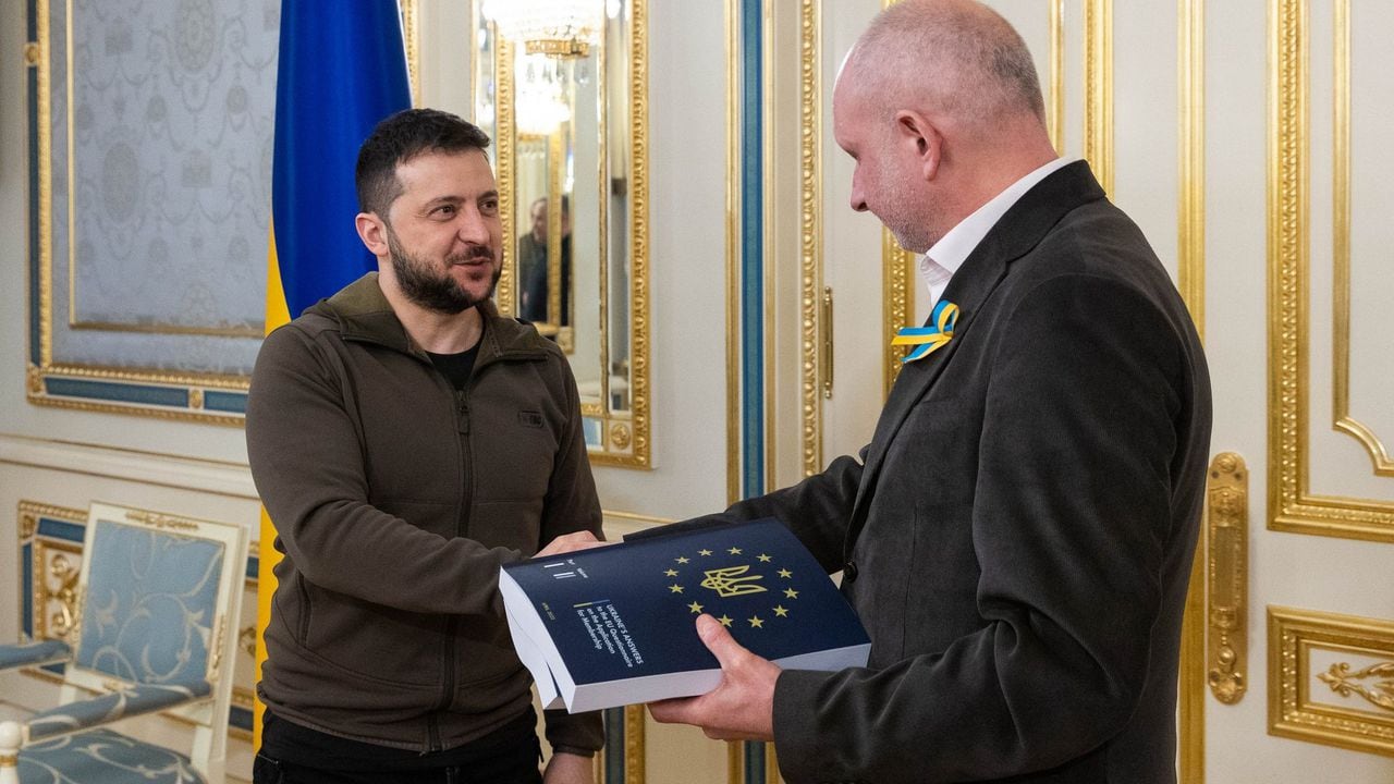 El presidente de Ucrania, Volodimir Zelenski, hizo entrega este lunes del cuestionario para recibir el estatus de país candidato a la adhesión a la Unión Europea (UE).