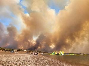 Columnas de humo de un incendio forestal suben hacia el cielo en la isla de Rodas, Grecia, el sábado 22 de julio de 2023. (Rhodes.Rodos via AP)