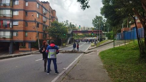 Por enfrentamientos entre estudiantes y el Esmad, a esta hora permanece cerrada la Avenida Circunvalar sentido Norte - Sur.