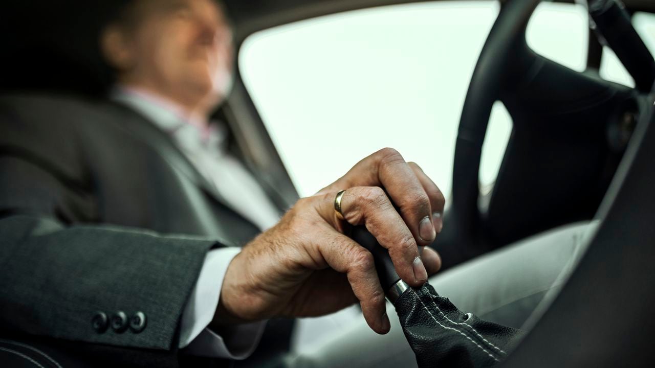 El artículo explora las implicaciones de mantener presionado el clutch en la conducción.