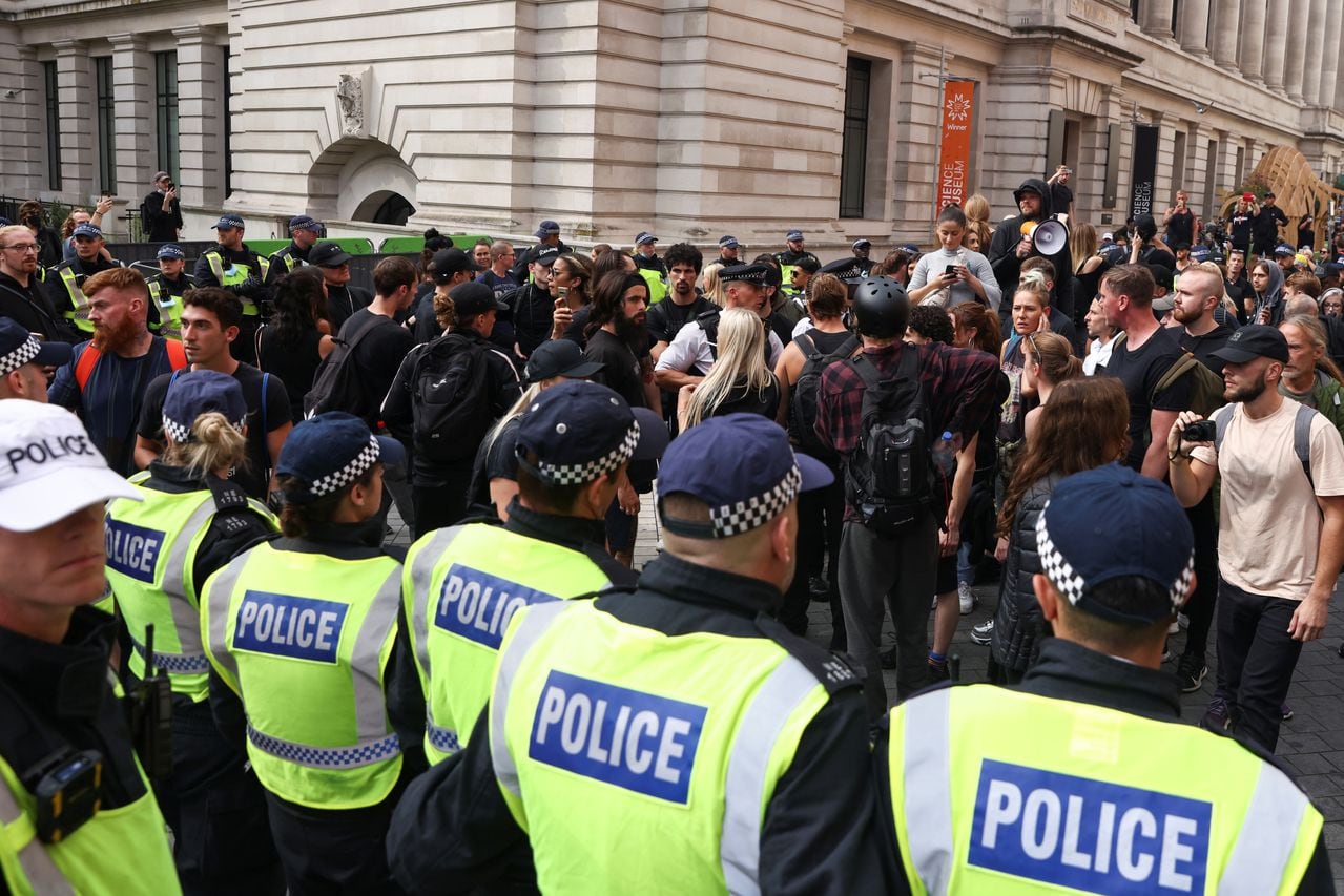 Miembros del grupo Official Voice se pelean con agentes de policía durante una protesta en Canary Wharf en Londres, Gran Bretaña, el 3 de septiembre de 2021. REUTERS / Tom Nicholson