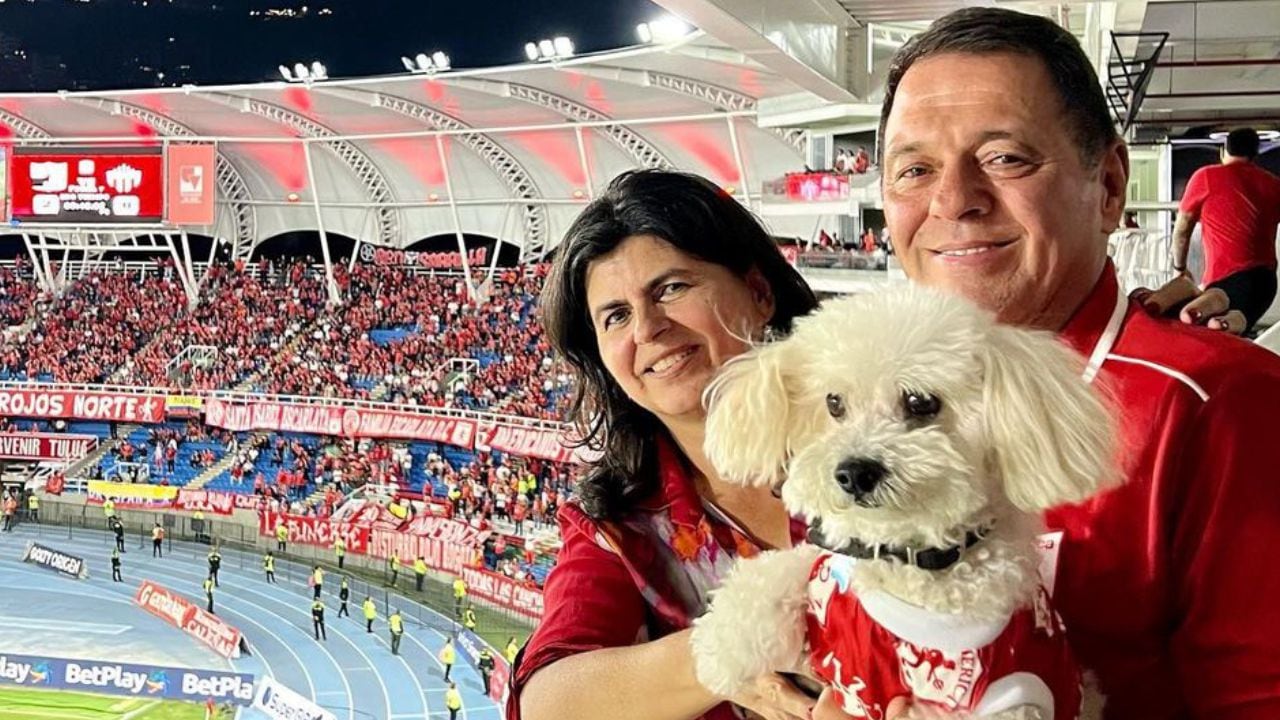 Tulio Gómez junto a su esposa y su mascota en el palco del estadio Pascual Guerrero