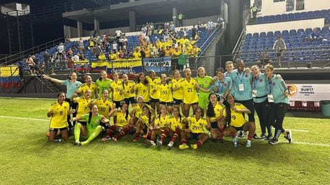 Jugadoras y cuerpo técnico de la Selección Colombia Femenina Sub-17 celebran el triunfo contra Argentina en el Sudamericano Femenino Sub-17 del 2024.