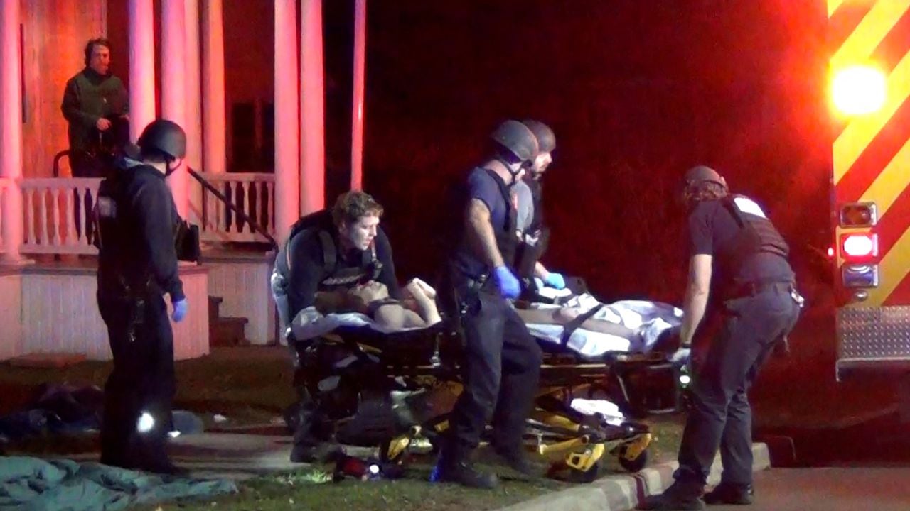 Los socorristas llevan a una víctima a una ambulancia después de que un hombre armado disparara e hiriera a tres estudiantes universitarios de ascendencia palestina en Burlington, Vermont, EE. UU., el 25 de noviembre de 2023, en una imagen fija de un video.