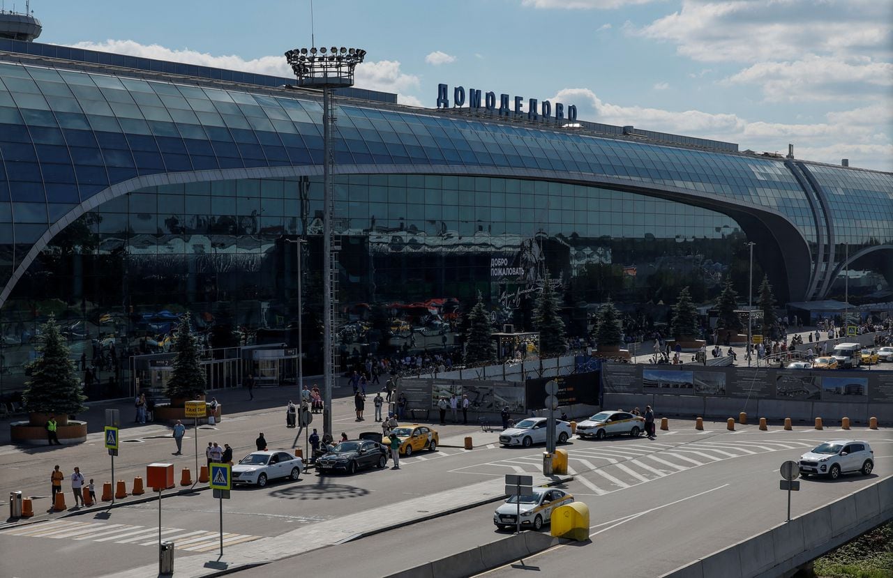 Una vista muestra el aeropuerto Domodedovo en las afueras de Moscú, Rusia, 21 de agosto de 2023.