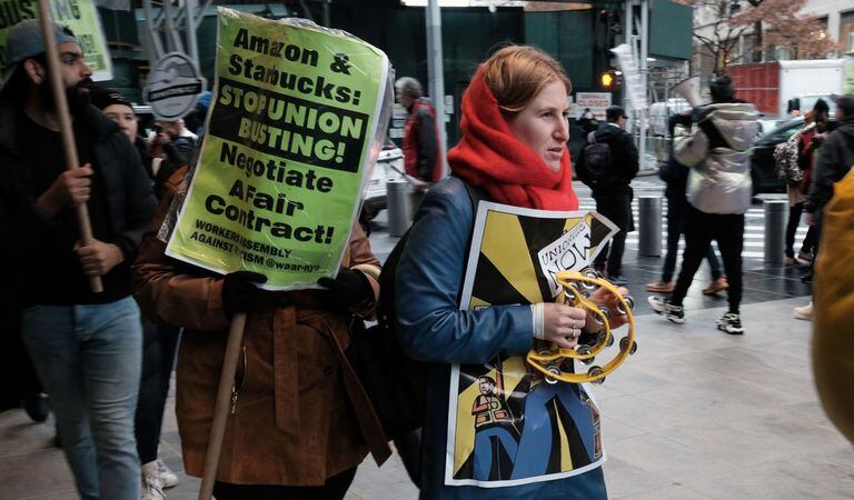 Trabajadores que pertenecen al sindicato de Amazon protestaron en Nueva York el pasado mes de noviembre