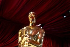 Las estatuas de los Oscar se alinean en la alfombra roja mientras se realizan los preparativos antes de la 95.ª entrega de los Premios de la Academia, en Hollywood, California.