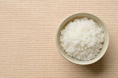 ¿Qué simboliza realmente el acto de colocar arroz en la entrada de nuestro hogar? Un misterio cultural que invita a la reflexión.