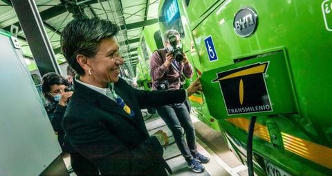 La alcaldesa Claudia López el pasado mes de mayo cuando entraron en operación 406 buses nuevos eléctricos del SITP en Bogotá.