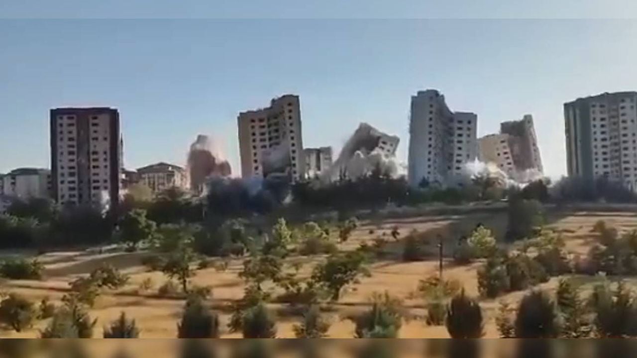 Demolición de edificios averiados por sismo en Turquía