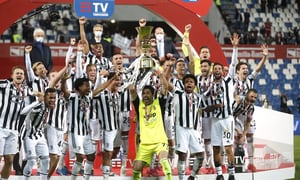 Los jugadores de la Juventus festejan la coronación en la Copa Italia el miércoles 19 de mayo de 2021, luego de vencer al Atalanta en la final (AP Foto/Antonio Calanni)