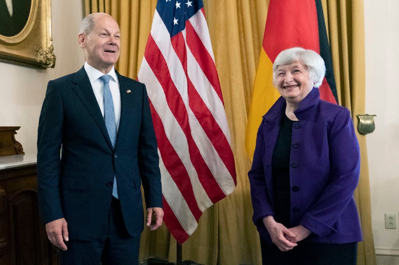 La secretaria del Tesoro, Janet Yellen, se reúne con el ministro de Finanzas alemán, Olaf Scholz, en el Departamento del Tesoro en Washington. (AP Photo / Manuel Balce Ceneta).