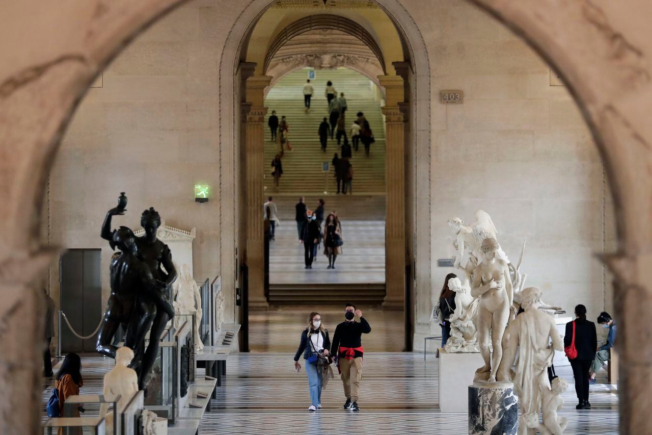 La gente pasea por el museo del Louvre, el miércoles 19 de mayo de 2021 en París. AP Photo/Thibault Camus
