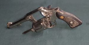 El arma de fuego encontrada entre los útiles de joven de 16 años en Bolívar.