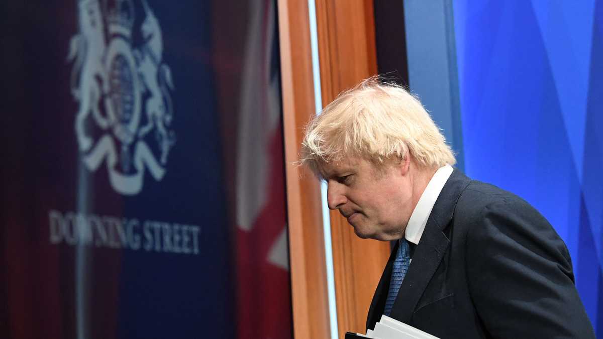 El primer ministro británico Boris Johnson superó hace un mes una moción de censura interna planteada por los propios diputados conservadores, logrando 211 votos a favor y 148 en contra. (Photo by Stefan Rousseau / POOL / AFP)