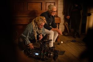 THE POWER OF THE DOG (L to R): ARI WEGNER (DIRECTOR OF PHOTOGRAPHY), JANE CAMPION (DIRECTOR,PRODUCER) in THE POWER OF THE DOG. Cr. KIRSTY GRIFFIN/NETFLIX © 2021
