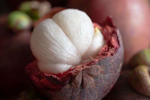 La apariencia del interior del mangostán es similar a un algodón,