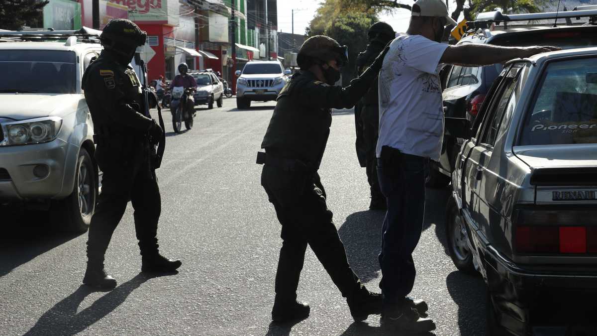 Retenes Policía en Tame Arauca