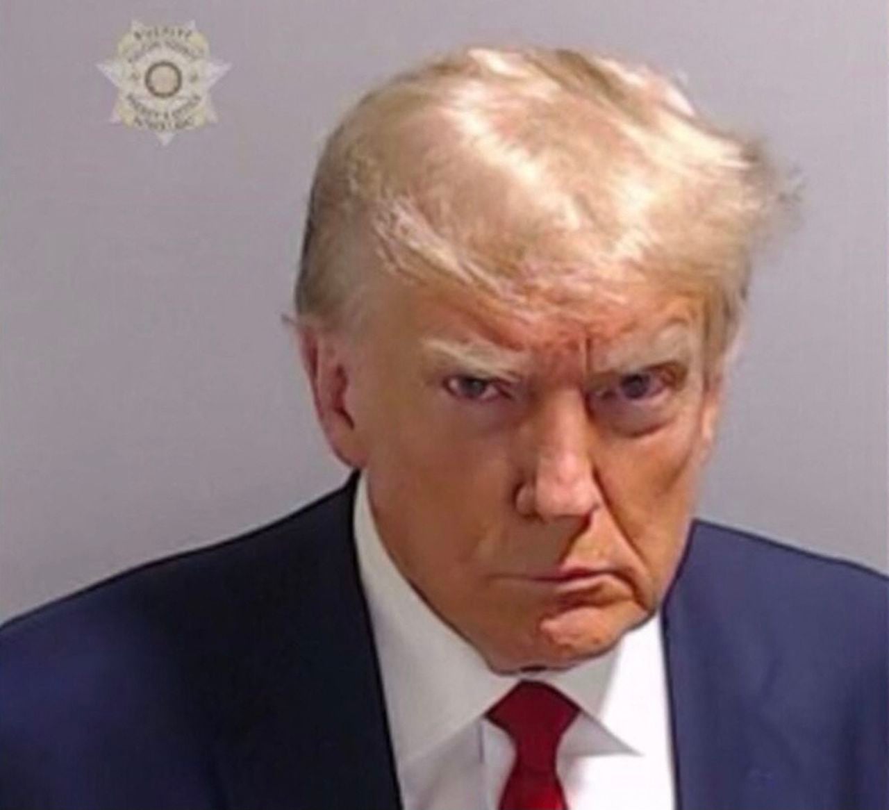 Esta imagen publicada por la Oficina del Sheriff del condado de Fulton el 24 de agosto de 2023 muestra la foto de fichaje del expresidente de Estados Unidos, Donald Trump.