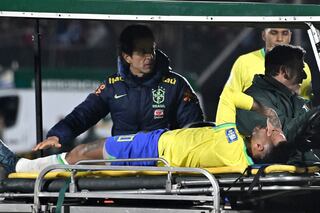 Neymar saliendo lesionado del juego Brasil vs. Uruguay, el pasado mes de octubre, por eliminatorias sudamericanas.