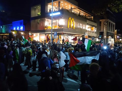 Manifestantes en apoyo a Palestina afuera de McDonald´s de la 93.