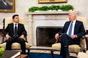 El presidente de Ucrania invitó a su homólogo estadounidense a visitar la nación en medio de la tensión que se vive con Rusia. (Photo by Doug Mills-Pool/Getty Images)