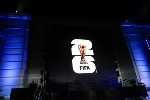 ARCHIVO - El logotipo de la Copa Mundial 2026 se muestra en una pantalla afuera del Observatorio Griffith en Los Ángeles el miércoles 17 de mayo de 2023. Se jugará una Copa Mundial 2030 única en Europa y África con la sorprendente incorporación de América del Sur en un acuerdo para permitir que el torneo de fútbol masculino comience con una fiesta de cumpleaños número 100 en Uruguay. (Foto AP/Jae C. Hong)