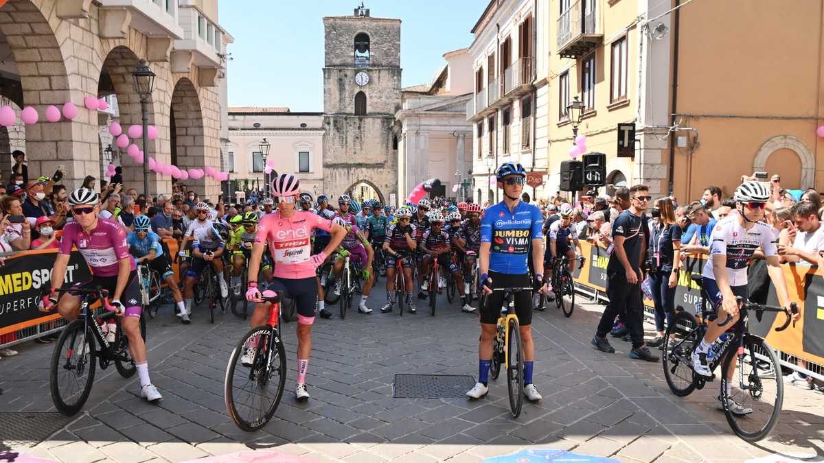 Inicio de la etapa 9 del Giro de Italia 2022