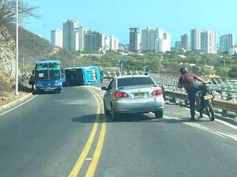 Se volcó un bus de servicio público en el cerro Ziruma