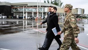 El presidente chileno Gabriel Boric camina con un miembro del ejército mientras llega a la región de la Araucanía, en Temuco, Chile, el 10 de noviembre de 2022.