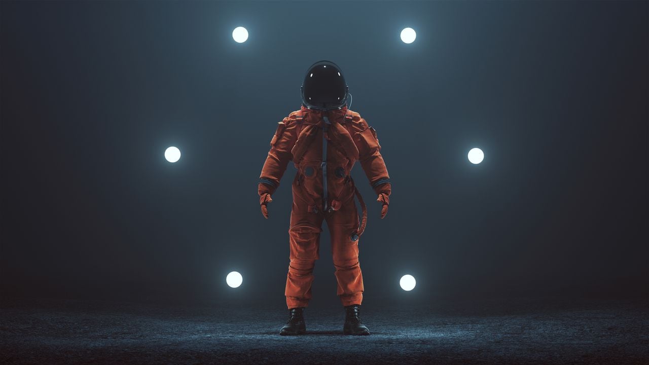 Astronauta con un traje espacial naranja