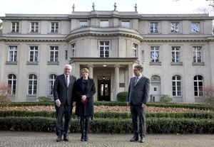 Desde la izquierda: el presidente alemán Frank-Walter Steinmeier, su esposa Elke Buedenbender y Matthias Hass, subdirector del museo, posan frente al museo de la Conferencia de Wannsee, antes de visitar la exposición permanente "La reunión en Wannsee y el asesinato de los judíos europeos". en la 'Haus der Wannseekonferenz' (Casa de la Conferencia de Wannsee) en Berlín, Alemania, el 18 de enero de 2022.

 (Photo by Michael Sohn / POOL / AFP)