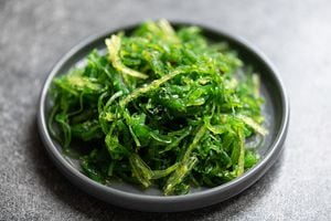 El laver, es un alga comestible, que además de ser una gran fuente de potasio y vitamina C, contiene una gran cantidad de yodo que sirve para el control de la tiroides.