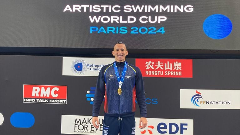 Gustavo Sánchez posa en lo más alto de la natación en París.