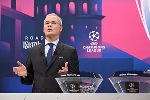 El Secretario General Adjunto de la UEFA, Giorgio Marchetti, presentando el sorteo de los octavos de final del torneo de fútbol de la Liga de Campeones de la UEFA 2022-2023