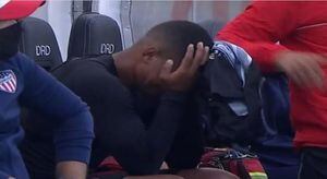 Ferlys García, llorando en el banquillo de suplentes tras ser sustituido.