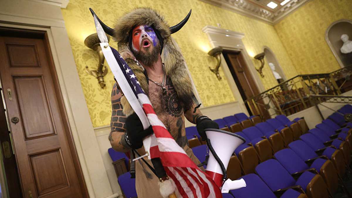 Manifestante grita "liberad" dentro de la Cámara del Senado durante la toma del Capitolio de Estados Unidos, en Washington.