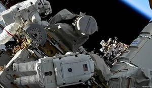 Astronautas realizando mantenimiento en la Estación Espacial Internacional.