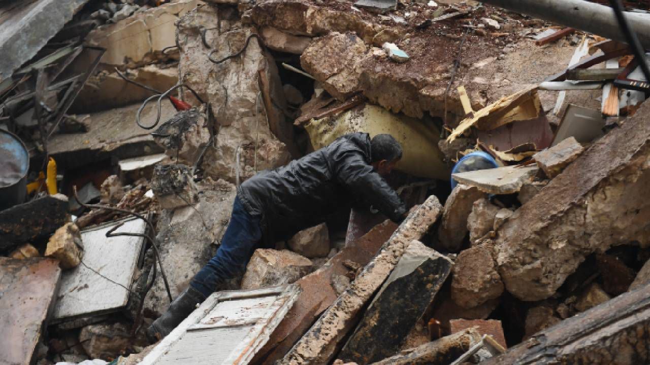 Al menos 326 muertos por sismo en zonas de Siria controladas por el gobierno.
